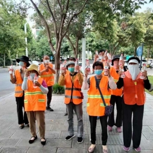 巩义市志愿服务联合会开展端午节关爱环卫、园林工人活动