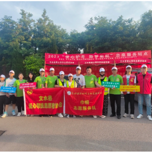 撑起“爱心篷”护航“中考行”