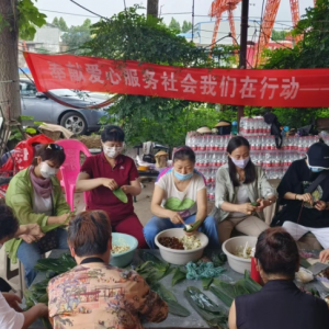 巩义市志愿服务联合会开展端午节关爱环卫、园林工人活动