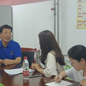 百年高树再逢春，犹庇后人蒙荫深