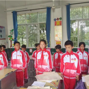 瑞金赋能公益：捐校服行善举温暖山里娃