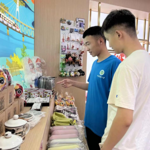游览红色景点，体味发展之路