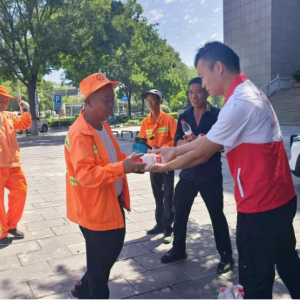 巩义爱心桥志愿者夏日送清凉  真情关爱户外劳动者