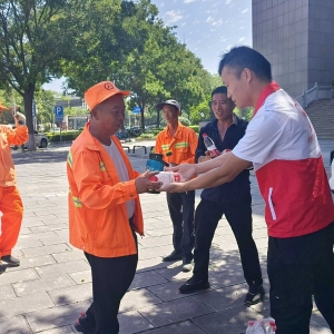 巩义爱心桥志愿者夏日送清凉  真情关爱户外劳动者