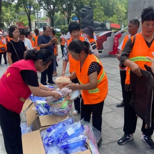 致敬“城市美容师”！巩义市新阶层人士向环卫工人送关爱