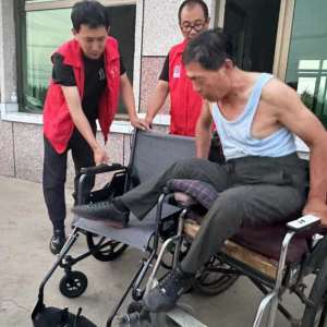 “给你,我的爱”关爱残疾人送轮椅活动