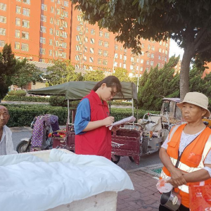关心基层劳动者，志愿服务献爱心