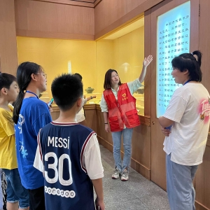 巩义市杜甫路街道安康社区组织儿童参观博物馆