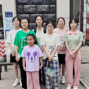 爱在敬老院，情系夕阳红