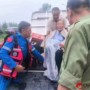 新蔡县红十字蛟龙义务救援队赴河北省涿州成功救援一名百岁老红军