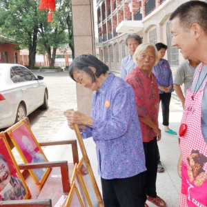 上门给老人免费拍照 他们希望用镜头留下平凡人的美好