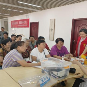 巩义市杜甫路街道安康社区开展爱心义诊活动