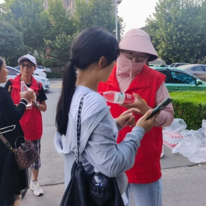巩义市爱心桥志愿者开展“迎新送清凉”志愿服务活动