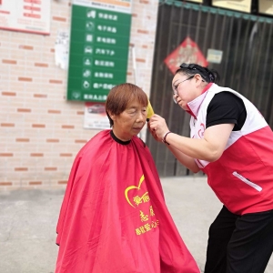 巩义市“义剪美”：爱心理发进山村，小剪大爱送温暖