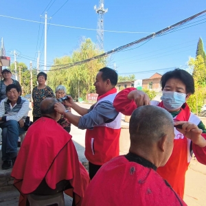 巩义市“义剪美”：免费理发进乡村 真情服务送到家