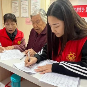 巩义市站街镇西岭社区开展关爱老人健康义诊活动