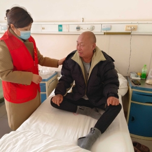 巩义市杜甫路街道安康社区开展慰问低保户活动