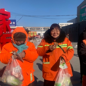 巩义市杜甫路街道和平社区开展“情系环卫工，冬至送温暖”志愿服务活动