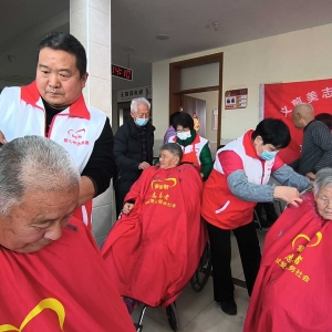 焕然一新迎元旦，爱心义剪暖人心！巩义爱心桥让温暖从“头”开始