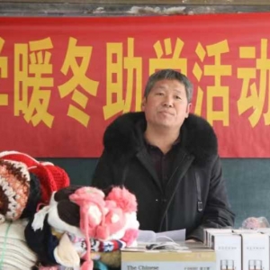 开封市义工协会携手爱心人士到乡村学校开展暖冬助学活动