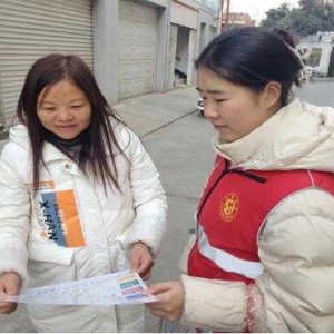 巩义市货场路社区开展“垃圾可变宝，分类更环保”志愿宣传活动