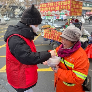 巩义市杜甫路街道安康社区开展“腊八送粥暖人心”活动