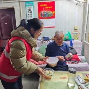 巩义市新华路街道货场路社区爱心驿站开展腊八送温暖活动