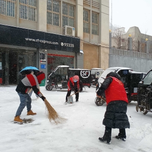 巩义市新华路街道桐和社区工会爱心驿站开展雪天送温暖活动
