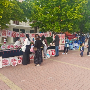 巩义市杜甫路街道安康社区开展学生手工作品义卖活动