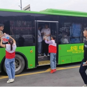 为巩义高考助力！爱心桥志愿者“助力高考、爱心送水”忙