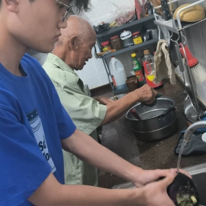 青春暖夕阳，志愿助养老