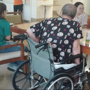 青丝映霜鬓 温情传人间