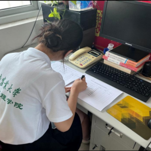 荣誉是指引灯塔，照亮前行的道路