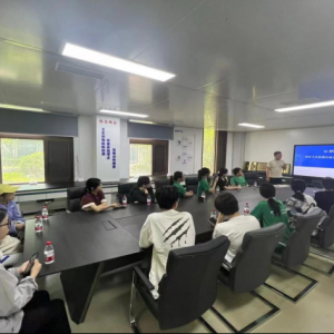 生物科技展宏图 学子参观获真知
