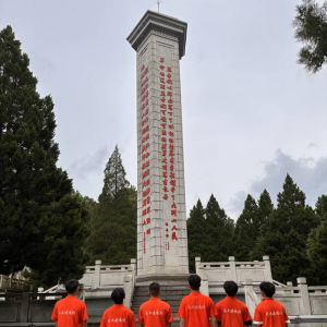河南学子赴新县烈士陵园：弘英雄之气，扬时代风帆