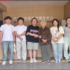 潜心关爱长者，传递庚续薪火