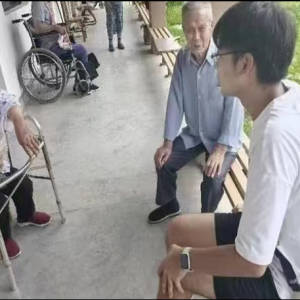 青春筑梦暖夕阳，志愿爱心伴晚年