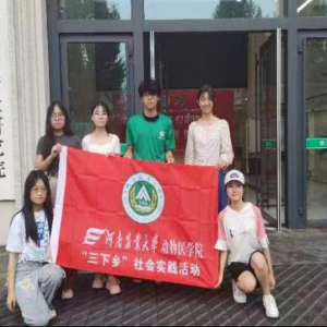 青春爱意盈堂舍 暮岁欢颜满院庭