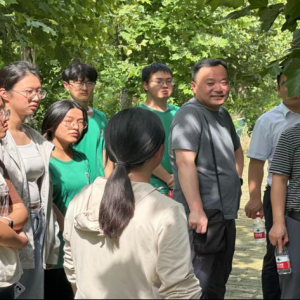 师携春风入村企，学子奋进实践程