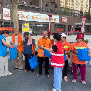 巩义市桐和社区工会开展为户外劳动者“手捧清凉”送关怀活动