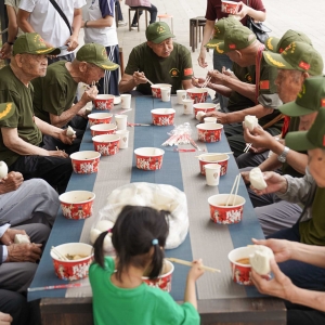 巩义市河洛志愿者协会：端午粽香忆往昔 情暖老兵敬英雄