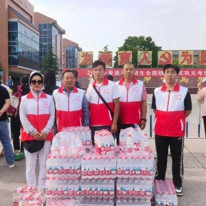 巩义爱心桥学雷锋志愿服务队爱心送水，为高考学子加油助力