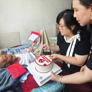 巩义市河洛志愿者协会“七一”节前看望慰问抗美援朝老兵