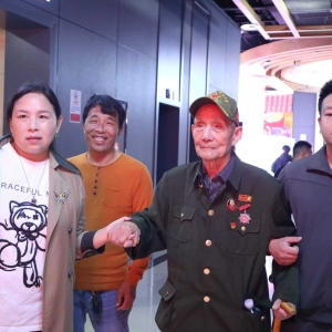 致敬英雄！巩义市抗美援朝老兵受邀观看《志愿军：浴血和平》