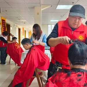 巩义爱心桥学雷锋志愿服务队开展义剪志愿服务活动