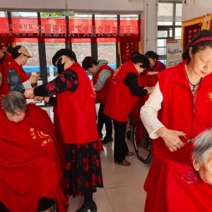 巩义高尚公益：爱心义剪暖夕阳 志愿服务传温情