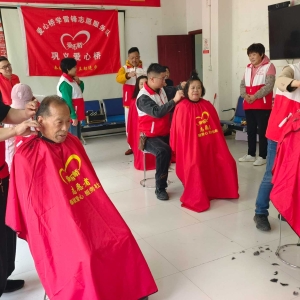 巩义爱心桥走进进康店镇庄头村免费理发，为村中老人解决“头等大事”