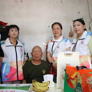 巩义市河洛志愿者协会开展“情暖端午·关爱老兵” 走访慰问活动
