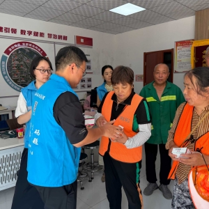 巩义市桐和社区工会驿站开展夏日送清凉慰问活动